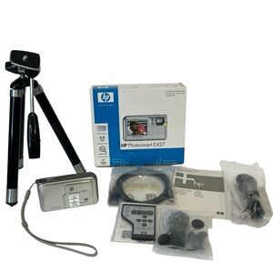 HP PhotoSmart E427 Compact Digital Camera‎ 6.0 MP 5x Zoom Silver Tripod SD Card